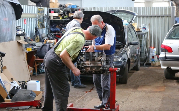 Клиент: «Так починили машину, что я мог разбиться». СТО: «Мы гаражными методами не работаем!» Клиент: «Так починили машину, что я мог разбиться». СТО: «Мы гаражными методами не работаем!»