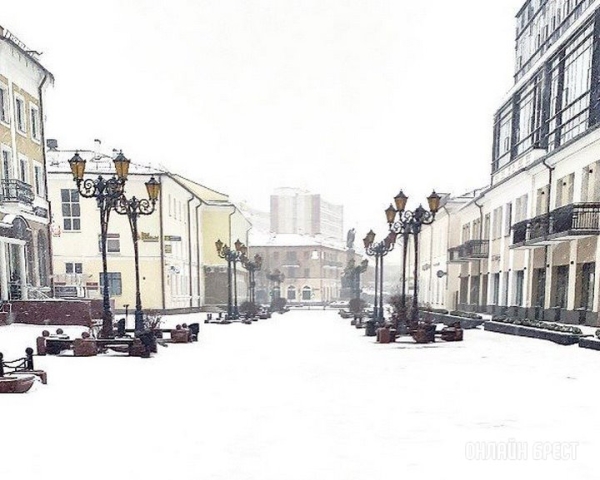 Около 200 дворников и 18 машин устраняют последствия непогоды в Бресте