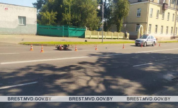 Водитель мопеда врезался в световую опору. Случай произошел на улице Брестской в Пинске Водитель мопеда врезался в световую опору. Случай произошел на улице Брестской в Пинске
