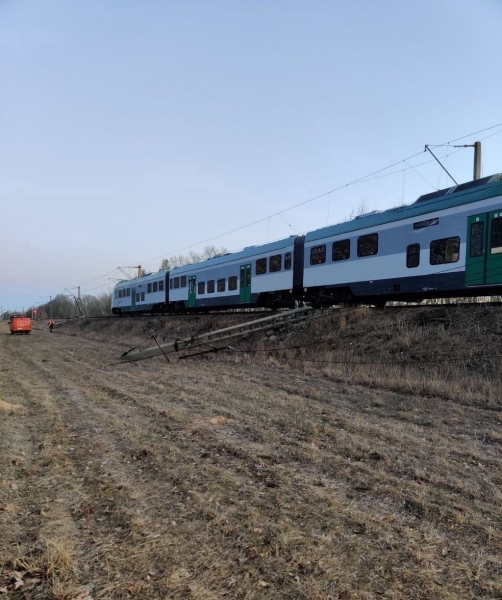 Поезд протаранил трактор с прицепом в Беларуси. Фото и видео