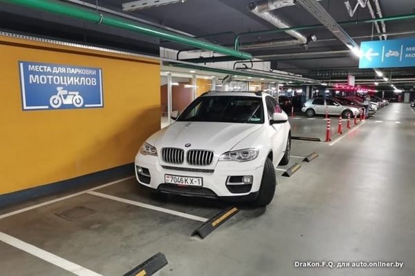 Парковка на два места: почему некоторые водители так поступают? Парковка на два места: почему некоторые водители так поступают?