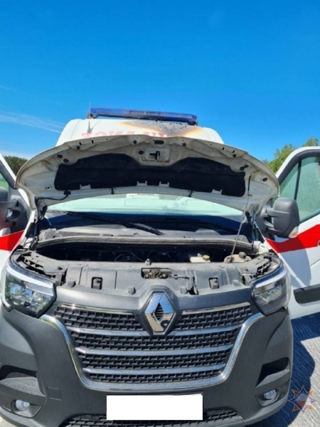 Под Брестом загорелся автомобиль скорой медицинской помощи, перевозивший в реаниматоре младенца Под Брестом загорелся автомобиль скорой медицинской помощи, перевозивший в реаниматоре младенца