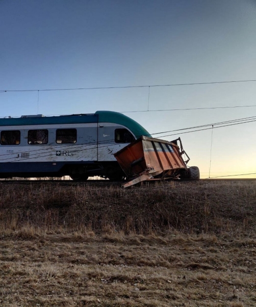 Поезд протаранил трактор с прицепом в Беларуси. Фото и видео