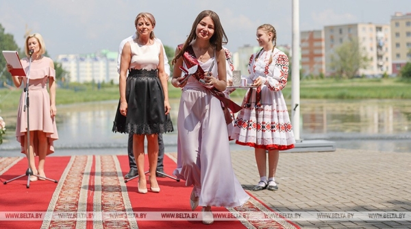Праздник выпускников прошел в городе-спутнике Бреста Праздник выпускников прошел в городе-спутнике Бреста