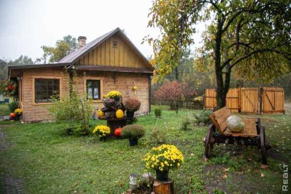 Девушка уехала из столицы в деревню в Березовском районе и нашла себе там дело — ремонтирует дом прадеда. И вот что у нее получилось Девушка уехала из столицы в деревню в Березовском районе и нашла себе там дело — ремонтирует дом прадеда. И вот что у нее получилось