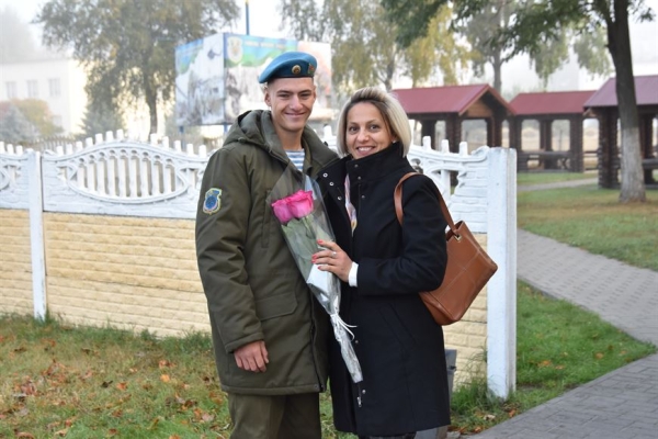 «Лучший подарок - провести время с сыном». Брестские десантники поздравили своих мам с праздником «Лучший подарок - провести время с сыном». Брестские десантники поздравили своих мам с праздником