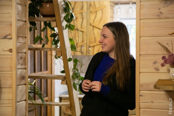 Девушка уехала из столицы в деревню в Березовском районе и нашла себе там дело — ремонтирует дом прадеда. И вот что у нее получилось Девушка уехала из столицы в деревню в Березовском районе и нашла себе там дело — ремонтирует дом прадеда. И вот что у нее получилось