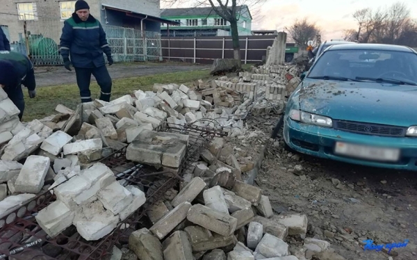 Сильный ветер развалил кирпичный забор в Барановичах. Повреждено несколько машин