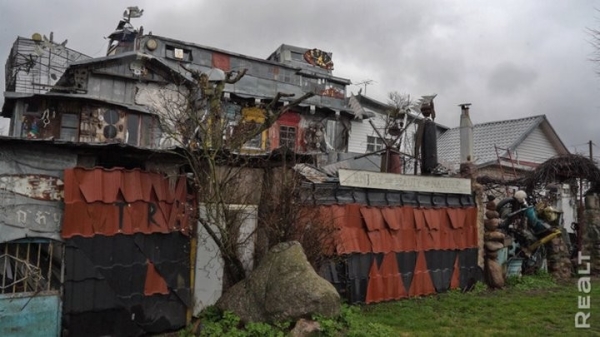 «Стены обшиты картонными ящиками от холодильника». Белорус построил дом из мусора и показал, как он устроен «Стены обшиты картонными ящиками от холодильника». Белорус построил дом из мусора и показал, как он устроен