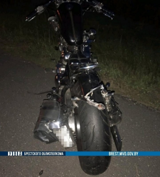 Байкер упал на проезжую часть на трассе М1 в Брестской области Байкер упал на проезжую часть на трассе М1 в Брестской области