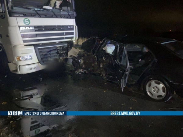 Ночью в Барановичах произошло жесткое ДТП. Водителя автомобиля Mercedes извлекали силами МЧС Ночью в Барановичах произошло жесткое ДТП. Водителя автомобиля Mercedes извлекали силами МЧС