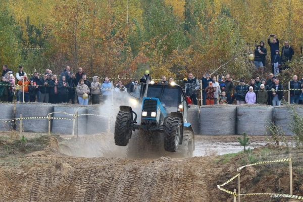 Такого вы еще не видели! Под Минском прошли гонки на тракторах