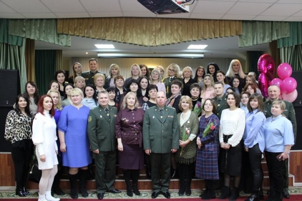 Пинские пограничники поздравили женщин с 8 Марта Пинские пограничники поздравили женщин с 8 Марта