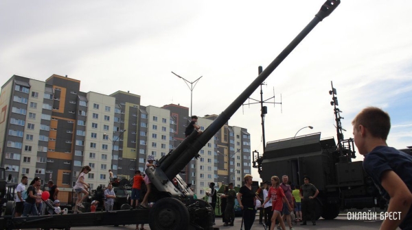 Читатель: Сегодня в Бресте на Махновича была выставка военной техники
Читатель: Сегодня в Бресте на Махновича была выставка военной техники