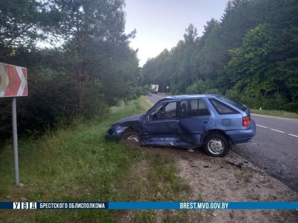 На Брестчине сильно столкнулись две легковушки. Кто виноват в ДТП? На Брестчине сильно столкнулись две легковушки. Кто виноват в ДТП?