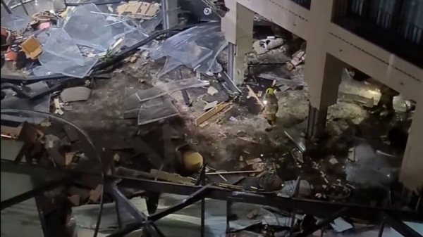 В Германии лопнул гигантский аквариум. Погибло 1,5 тысячи рыб В Германии лопнул гигантский аквариум. Погибло 1,5 тысячи рыб