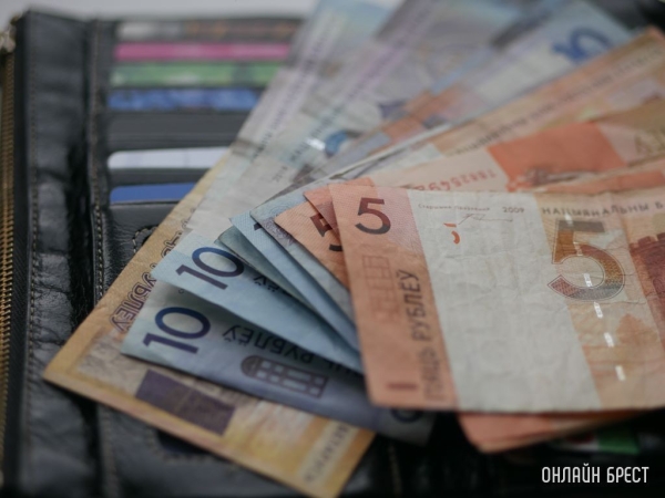 Банки снижают проценты по депозитам — клиенты снимают деньги и жалуются, что получили меньше положенного Банки снижают проценты по депозитам — клиенты снимают деньги и жалуются, что получили меньше положенного