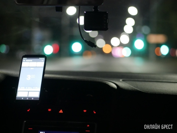 Инвалид-колясочник пожаловался на таксистов. Что произошло?