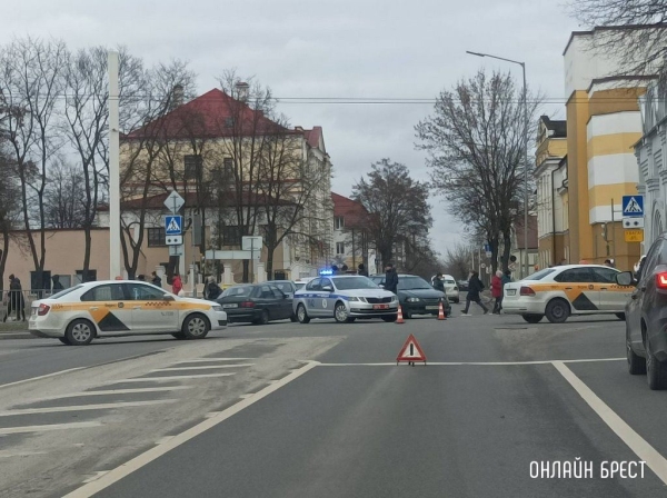 Очевидец: На Орджоникидзе в Бресте произошло ДТП с участием такси
             
                Очевидец: На Орджоникидзе в Бресте произошло ДТП с участием такси