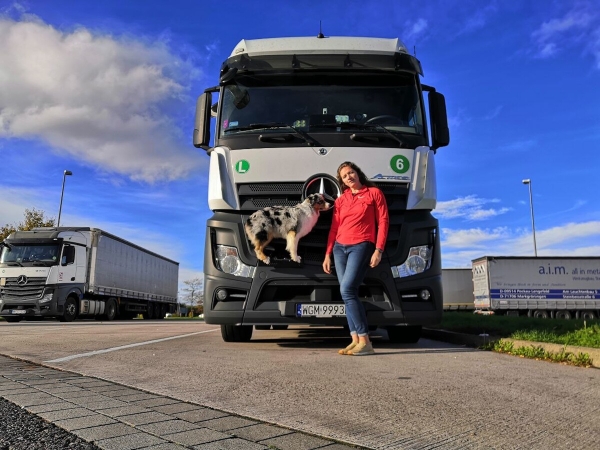 «Да хоть с крокодилом! Главное, чтобы в кабине было чисто!» Белоруска ушла в дальнобой и ездит... с собакой «Да хоть с крокодилом! Главное, чтобы в кабине было чисто!» Белоруска ушла в дальнобой и ездит... с собакой