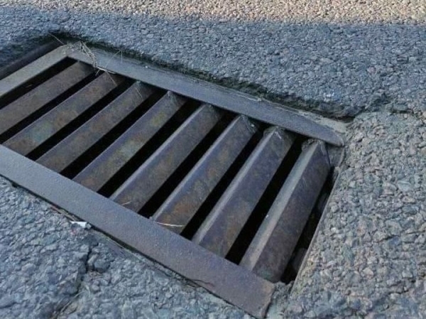 Жесткое падение электроскутера и ехавшего на нем мужчины попало на видео. А все из-за чего? Жесткое падение электроскутера и ехавшего на нем мужчины попало на видео. А все из-за чего?