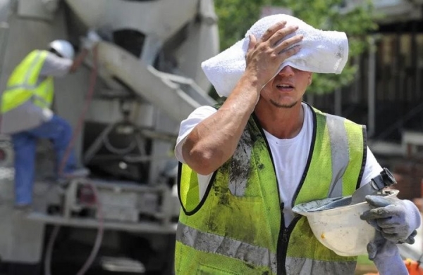 На работе слишком жарко: объясняем, что делать и куда звонить На работе слишком жарко: объясняем, что делать и куда звонить