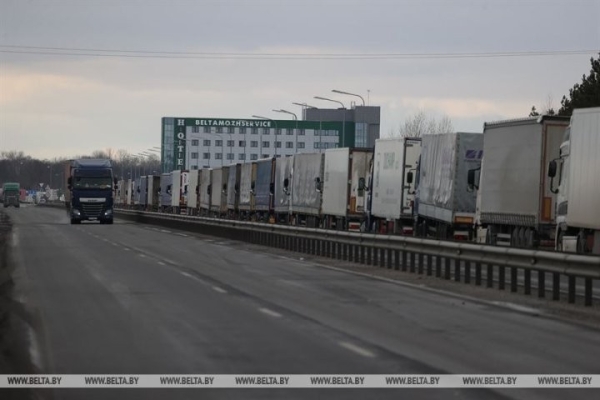 Более 600 грузовиков стоят в очереди на выезд перед пунктом пропуска «Козловичи» Более 600 грузовиков стоят в очереди на выезд перед пунктом пропуска «Козловичи»