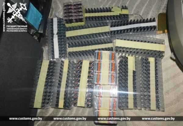 Через «Козловичи» пытались незаконно ввезти кассеты для бритвенных станков на 12 тысяч рублей Через «Козловичи» пытались незаконно ввезти кассеты для бритвенных станков на 12 тысяч рублей