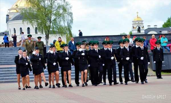 
                Читатель: Городской смотр строя и песни в Брестской крепости - https://onlinebrest.by/publikacii/chitatel-gorodskoy-smotr-stroya-i-pesni-v-brestskoy-kreposti.html
            