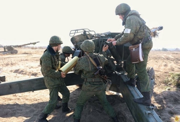 На полигоне около Бреста продолжаются учения с применением тяжелой артиллерии и авиации На полигоне около Бреста продолжаются учения с применением тяжелой артиллерии и авиации