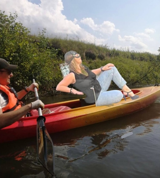 «Женщина-кошка» из Минска стала мемом. В автомобильных пабликах «пожар»