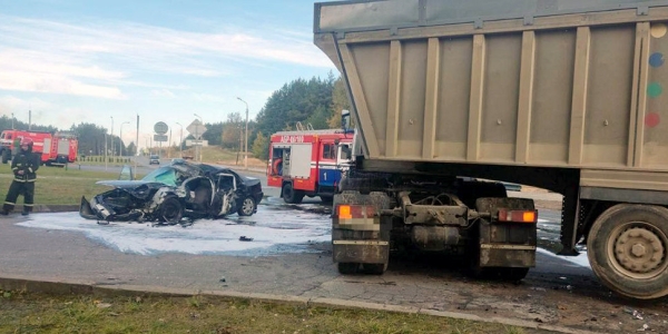 Едешь по городу и вдруг в лоб вылетает грузовик. Кошмарное ДТП попало на видео Едешь по городу и вдруг в лоб вылетает грузовик. Кошмарное ДТП попало на видео