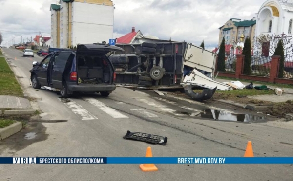 Как грузовик оказался на боку? Подробности ДТП в Пружанах