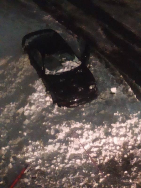 Снег с крыши дома упал на ехавшую легковушку — пробито лобовое стекло Снег с крыши дома упал на ехавшую легковушку — пробито лобовое стекло