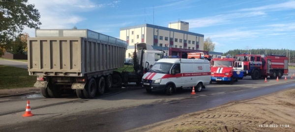 Едешь по городу и вдруг в лоб вылетает грузовик. Кошмарное ДТП попало на видео Едешь по городу и вдруг в лоб вылетает грузовик. Кошмарное ДТП попало на видео