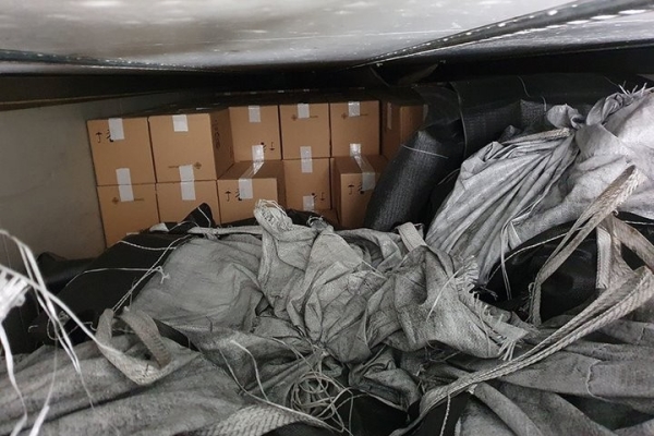 Сигареты на 2,3 миллиона евро нашли в белорусской фуре – их прятали за мешками с сажей Сигареты на 2,3 миллиона евро нашли в белорусской фуре – их прятали за мешками с сажей