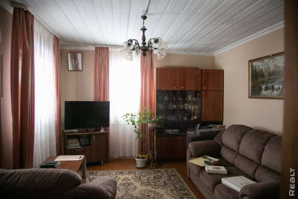 «Летом здесь гул — как на аэродроме». Семья переехала из столицы в старый дом в глухой деревне — и не жалеет «Летом здесь гул — как на аэродроме». Семья переехала из столицы в старый дом в глухой деревне — и не жалеет