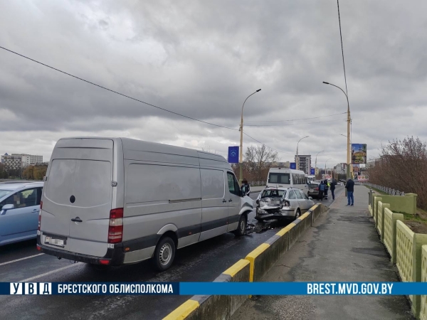 Подробности ДТП на «бульварном» мосту в Бресте с участием 4 машин Подробности ДТП на «бульварном» мосту в Бресте с участием 4 машин