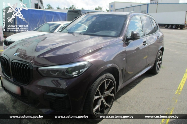 Семь недешевых авто пытались ввезти в Беларусь, занизив стоимость почти в два раза Семь недешевых авто пытались ввезти в Беларусь, занизив стоимость почти в два раза