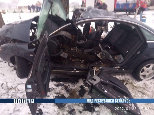 В Лунинецком районе легковушка врезалась в дерево, погиб пассажир В Лунинецком районе легковушка врезалась в дерево, погиб пассажир