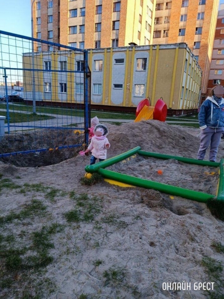 Читатель: Выкопали ямы на нашей алее рядом с песочницей. Вчера туда упал ребёнок
             
                Читатель: Выкопали ямы на нашей алее рядом с песочницей. Вчера туда упал ребёнок