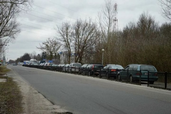 Очередь из легковушек неожиданно возникла в Бресте на выезд из Беларуси Очередь из легковушек неожиданно возникла в Бресте на выезд из Беларуси