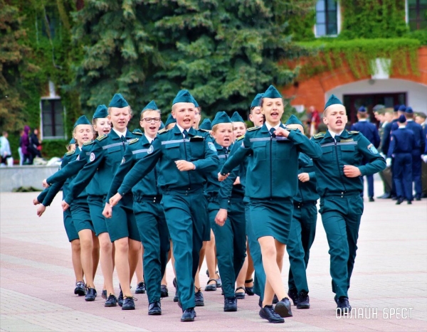 
                Читатель: Городской смотр строя и песни в Брестской крепости - https://onlinebrest.by/publikacii/chitatel-gorodskoy-smotr-stroya-i-pesni-v-brestskoy-kreposti.html
            