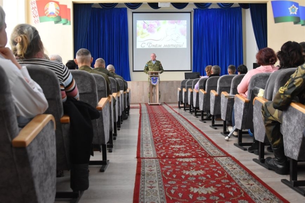 «Лучший подарок - провести время с сыном». Брестские десантники поздравили своих мам с праздником «Лучший подарок - провести время с сыном». Брестские десантники поздравили своих мам с праздником