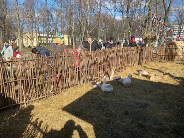 В Бресте на трёх городских площадках проходят традиционные масленичные гуляния В Бресте на трёх городских площадках проходят традиционные масленичные гуляния