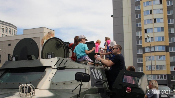 Читатель: Сегодня в Бресте на Махновича была выставка военной техники
Читатель: Сегодня в Бресте на Махновича была выставка военной техники