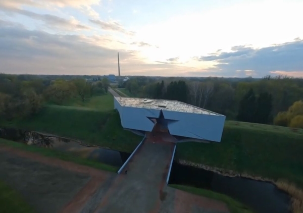 Две минуты красивого полёта над Брестской крепостью
Две минуты красивого полёта над Брестской крепостью