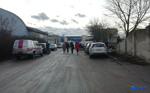 Сильный ветер развалил кирпичный забор в Барановичах. Повреждено несколько машин