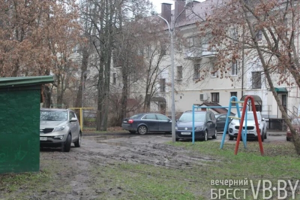 Жители домов на К.Маркса в Бресте просят привести в порядок их двор Жители домов на К.Маркса в Бресте просят привести в порядок их двор