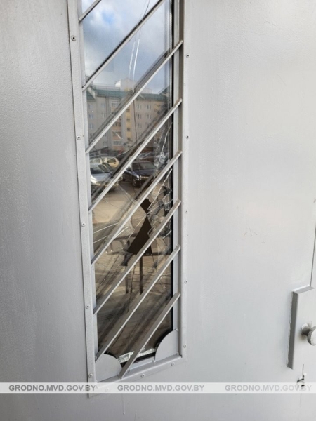 В Беларуси парень выпил, поругался с девушкой и… разбил машину В Беларуси парень выпил, поругался с девушкой и… разбил машину